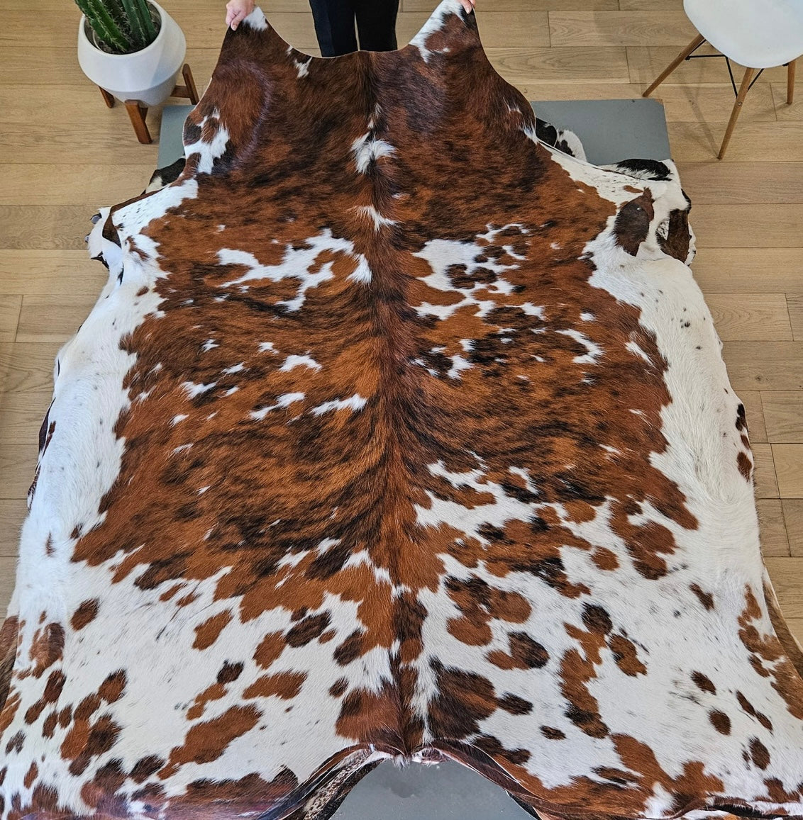 Premium Cowhide Rug XLarge Premium Cowhide Floor Rug 003 – Whiskey and Leather